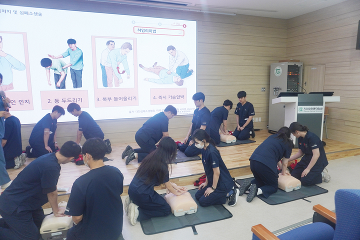 전남대학교 치의학전문대학원이 석사과정 3학년 63명을 대상으로 한 ‘응급처치 및 심폐소생술 교육’을 지난 7월 15~16일 실시했다.