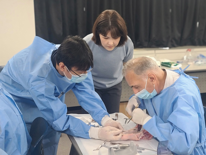 ㈜아침해의료기가 지난 7월 5일부터 6일까지 서울대학교치과병원에서 ‘2025 ACRO 러시아 방한세미나’를 진행했다. <아침해의료기 제공>