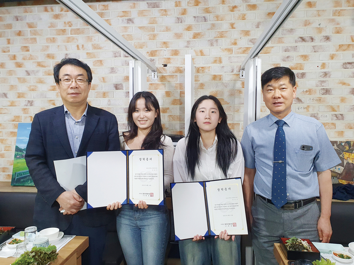열치는 지난 14일 개최한 8월 정기이사회에서 삼육보건대 학생 3명에게 각 150만 원씩 2025년도 2학기 장학금을 지급했다. (오른쪽부터)채규삼 회장, 정민서·하윤지 학생, 김민재 총무이사.