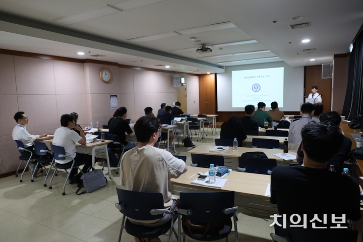 대한치과마취과학회 ‘제19회 정주진정법 연수회’가 지난 7월 6일부터 2달에 걸쳐 진행된 가운데 지난 17일 서울대학교 치과병원에서 강연이 펼쳐지고 있다. <이광헌 기자>