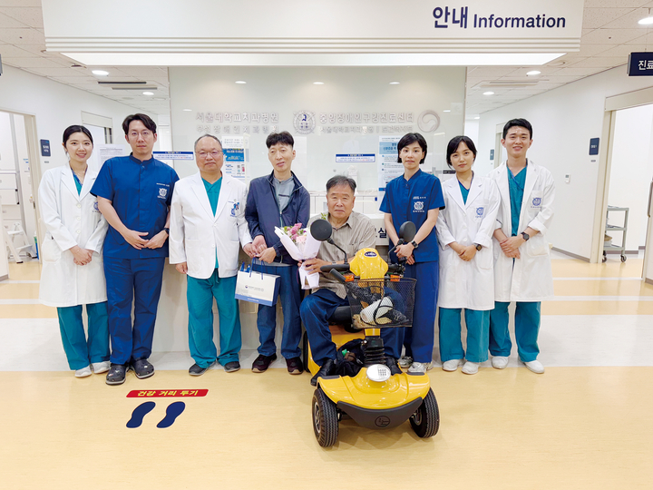 중앙센터는 개소 6주년을 기념해 지난 8월 18~22일 한 주 동안 내원한 환자와 보호자에게 기념품을 전달했다.