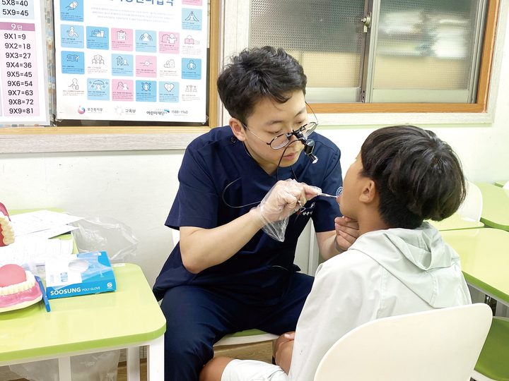 부산대치과병원이 지역 아동 의료봉사로 사회적 온정을 나눴다.