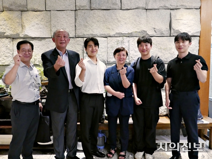 참석자들이 간담회 후 기념 촬영을 했다. (우측부터) 김찬우 대공치협 총무이사, 노현우 대공치협 부회장, 홍수연 치협 부회장, 부병찬 대공치협 회장, 김대준 치협 공공·군무이사.