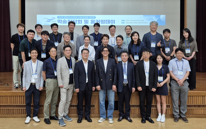 대한심미치과학회는 지난 8월 24일 인정의 교육원 10주년 학술집담회 및 홈커밍데이를 성황리에 마쳤다고 밝혔다.<심미치과학회>