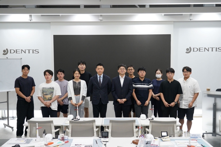 ‘CTS 한국치의임상 Field Manual: 엔도·레진편’ 세미나 참가자들이 기념사진 촬영을 했다.<덴티스 제공>