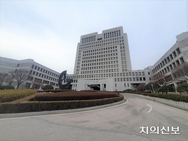 10여년 전 치과 치료를 받은 뒤 상태가 더 안 좋아졌다면서 치과 원장과 직원 등에게 최루액 스프레이를 뿌린 환자의 징역형이 확정됐다.<정현중 기자>