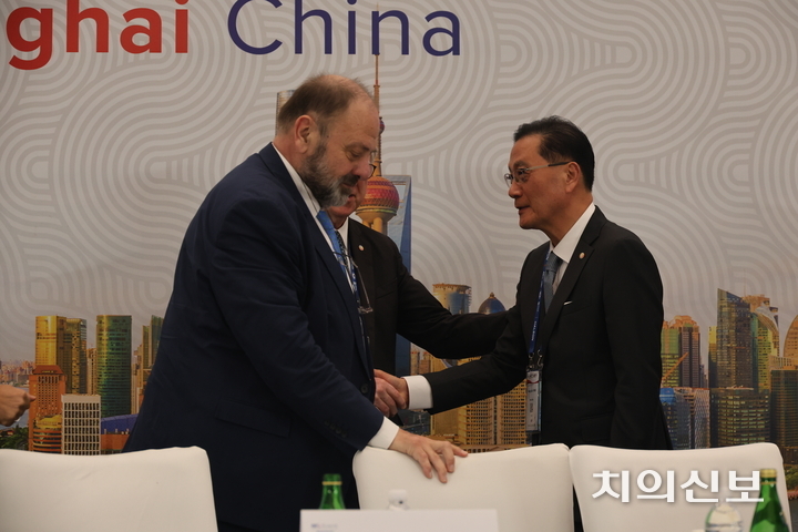박영국 FDI 차기 회장 당선인이 당선 선언 직후 각국 대표단과 악수하고 있다. <이광헌 기자>