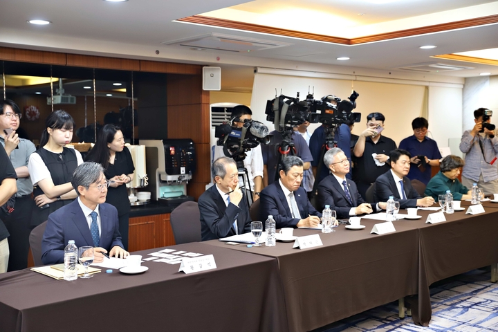 박태근 협회장을 비롯한 보건의약단체장들은 각 직역의 현안을 토로했다. <최상관 기자>