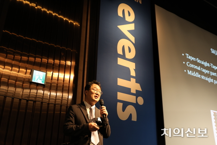 중제16회 SID(Seoul Implant Dentistry) 2025가 지난 7일 열린 가운데, 김도영 원장이 유한everis 임플란트의 우수성을 설명했다.<천민제 기자>