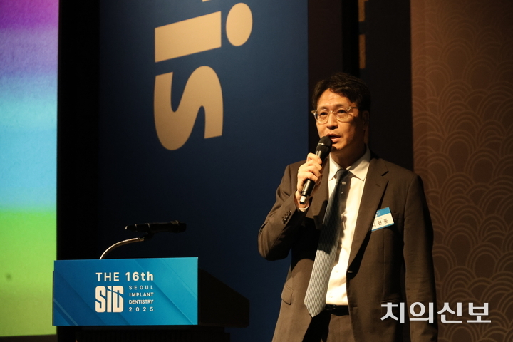 제16회 SID(Seoul Implant Dentistry) 2025가 지난 7일 열린 가운데, 김현종 조직위원장이 발표 중이다.<천민제 기자>