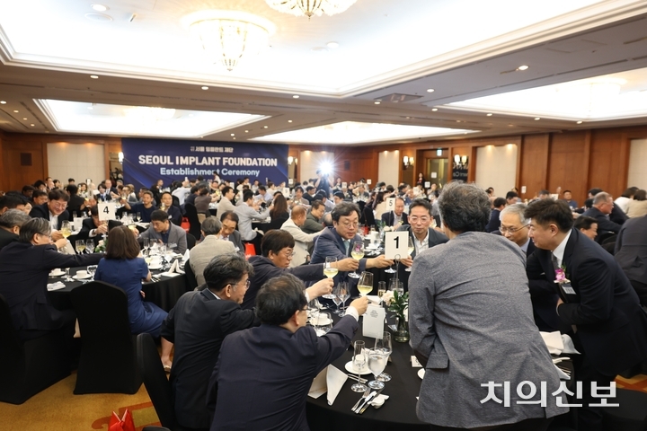 ‘사단법인 서울 임플란트 재단’이 지난 7일 창립 기념식을 개최한 가운데, 내빈이 축하의 뜻을 모았다.<천민제 기자>