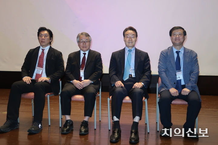 한국 포괄치과연구회(K-IDT) 2025년 제2차 학술대회 기자간담회 참가자들이 기념사진 촬영을 했다.<정현중 기자>