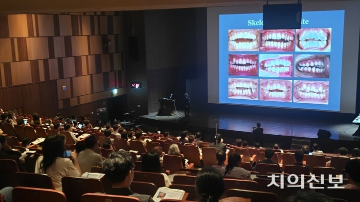 한국포괄치과연구회(K-IDT) 2025년 제2차 학술대회 참가자들이 다수를 이루고 있다.<정현중 기자>