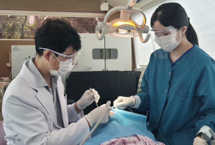 김선영 관악서울대학교치과병원장 진료 모습.