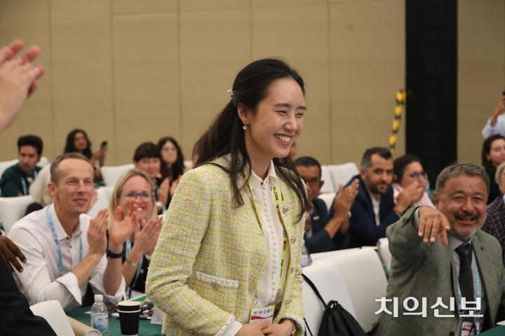 김다솜 치협 국제위원이 FDI 상임위원회 위원 당선 직후 인사하고 있다. <이광헌 기자>