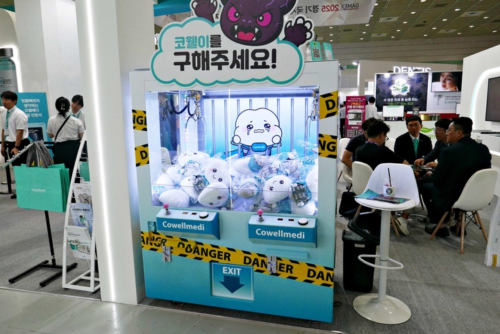 부스에서는 SNS 인증샷 경품, 임플란트 퀴즈, 제품 체험 기프트 증정, USB·보관냉장고 제공, 심전도 검사 등 다양한 참여형 이벤트가 마련됐다.