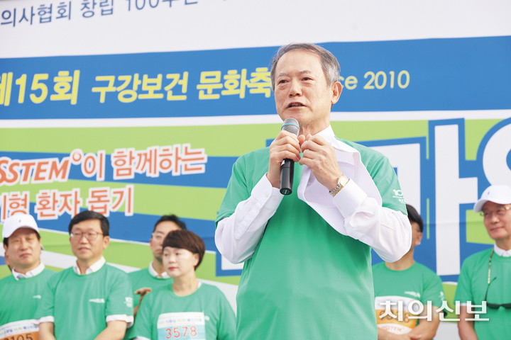박태근 협회장이 축사를 하고 있다.
