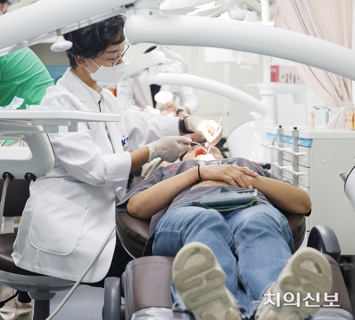치협 이동치과진료버스에서 참가자가 구강검진을 받고 있다.<br>
