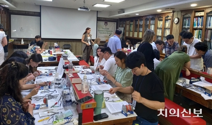‘제76차 KORI Standard Edgewise Typodont Course’에서 참가자들이 실습에 열중하고 있다.<윤선영 기자>