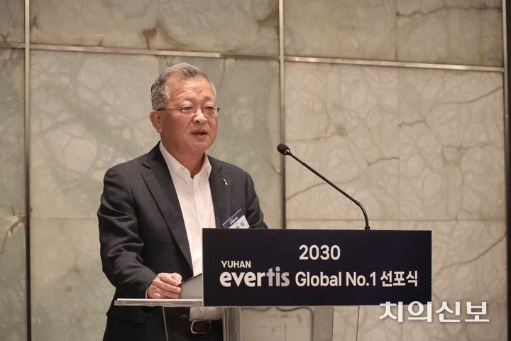 지난 19일 더플라자호텔 서울에서 ‘2030 유한 evertis Global No.1 선포식’이 열린 가운데, 이용익 신흥 회장이 비전을 밝혔다.<천민제 기자>