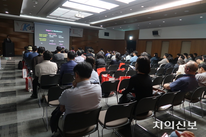 제11회 경희대학교치과병원 치주과 종합학술대회 참가자들이 강의에 집중하고 있다.<정현중 기자>