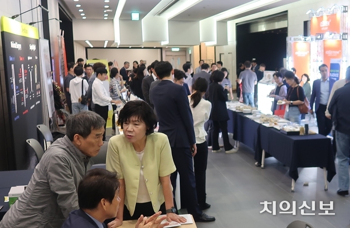 경희대학교치과병원 치주과 종합학술대회 강의장 인근에 마련된 업체 부스에 참가자들이 다수를 이루고 있다.<정현중 기자> 