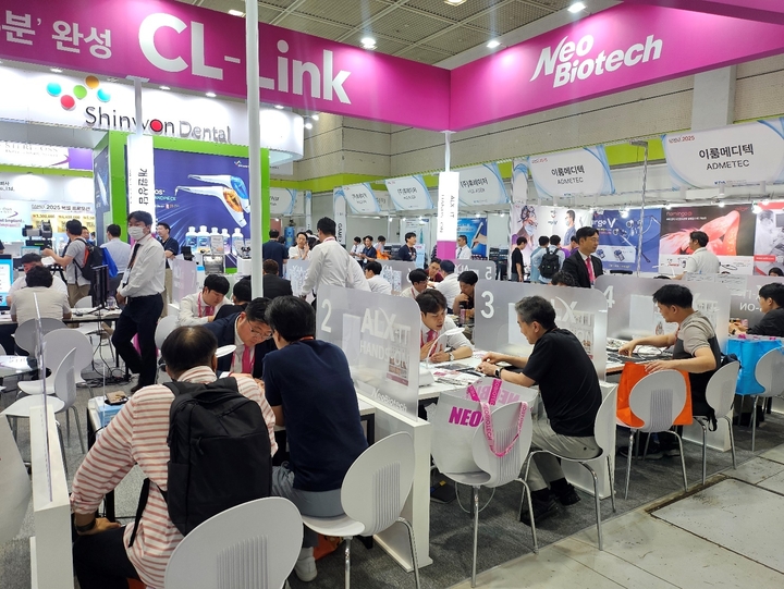 네오는 지난 13~14일 서울 코엑스에서 열린 GAMEX 2025에 참가해 다양한 신제품을 공개하며 큰 관심을 끌었다.<네오 제공>