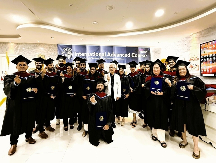 이성복 경희대학교 치과대학 보철과 명예교수가 국내를 방문한 인도 치과의사 25명에게 임상 노하우를 전수했다.<이성복 교수 제공>