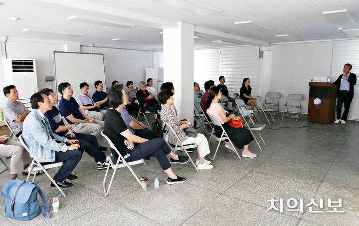 나성식 원장이 ‘치과의사와 치과의료의 가치(존경과 인식개선)’를 주제로 강연하고 있다.
