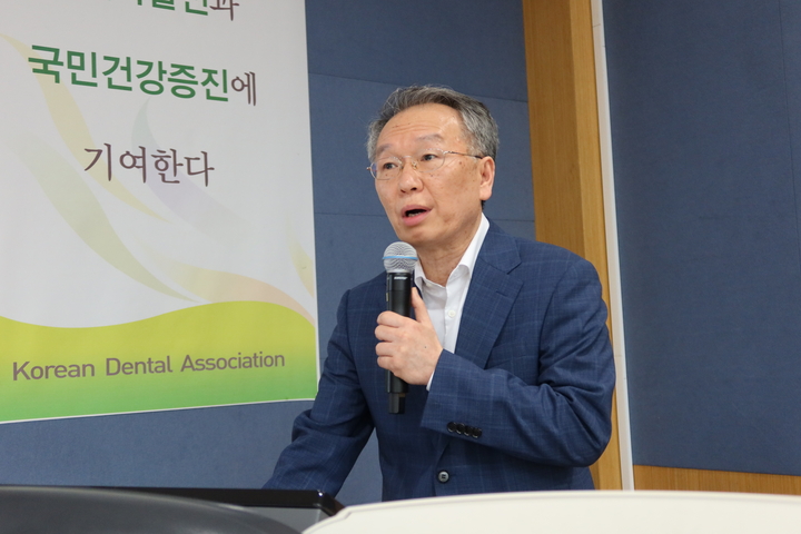 고홍섭 교수가 ‘방문치과진료체계 모델’에 대해 발표하고 있다. <전수환 기자>