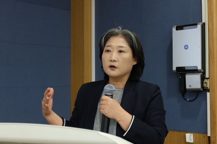 김남희 교수가 ‘방문치과진료 수요’에 대해 발표하고 있다. <전수환 기자>