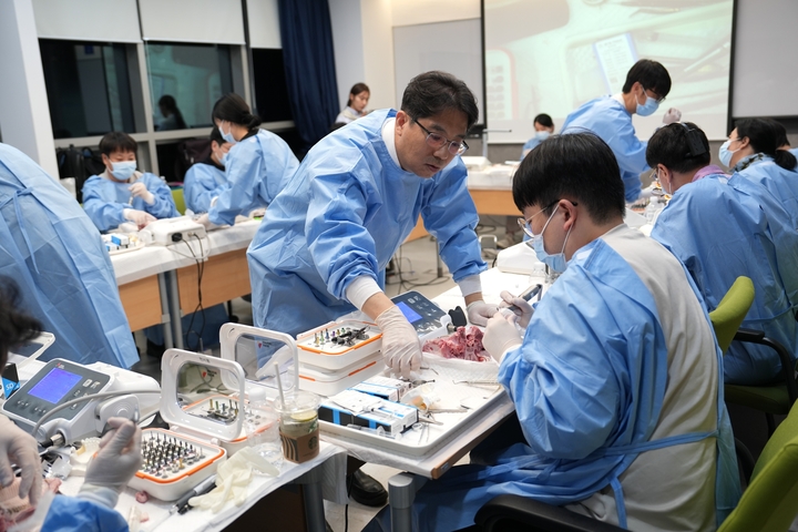 름덴티스트리가 핸즈온 세미나 ‘Mission it possible, Sinus lift 될 때까지 한다!’를 지난 9월 27일 서울 서초구에서 개최했다.