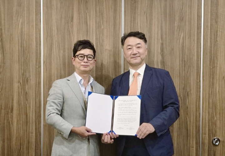 대한구강악안면임플란트학회와 대한구강악안면외과학회가 지난 9월 22일 학회 간 유대강화와 협력을 위한 업무협약(MOU)을 체결했다. <KAOMI>