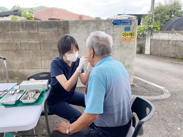 부산대치과병원이 거창적십자병원과 지역 주민을 위한 공동 의료봉사를 펼쳤다. <부산대치과병원>
