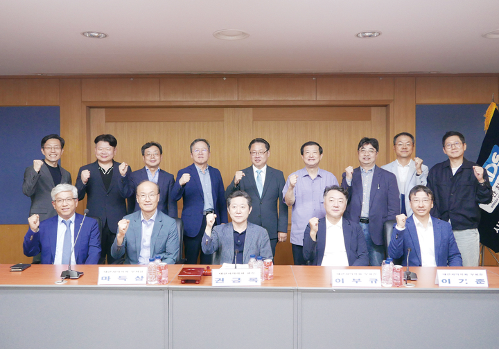 대한치의학회는 지난 9월 29일 치협 회관 4층 회의실에서 ‘2025회계년도 제2회 정기이사회’를 개최하고 각종 토의사항을 심도 있게 논의했다.