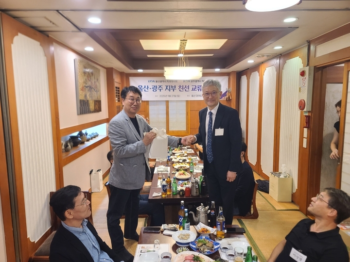 박원길 광주지부장(사진 왼쪽)과 강경동 울산지부장(사진 오른쪽)이 선물전달식 후 기념촬영을 했다. <광주지부 제공>