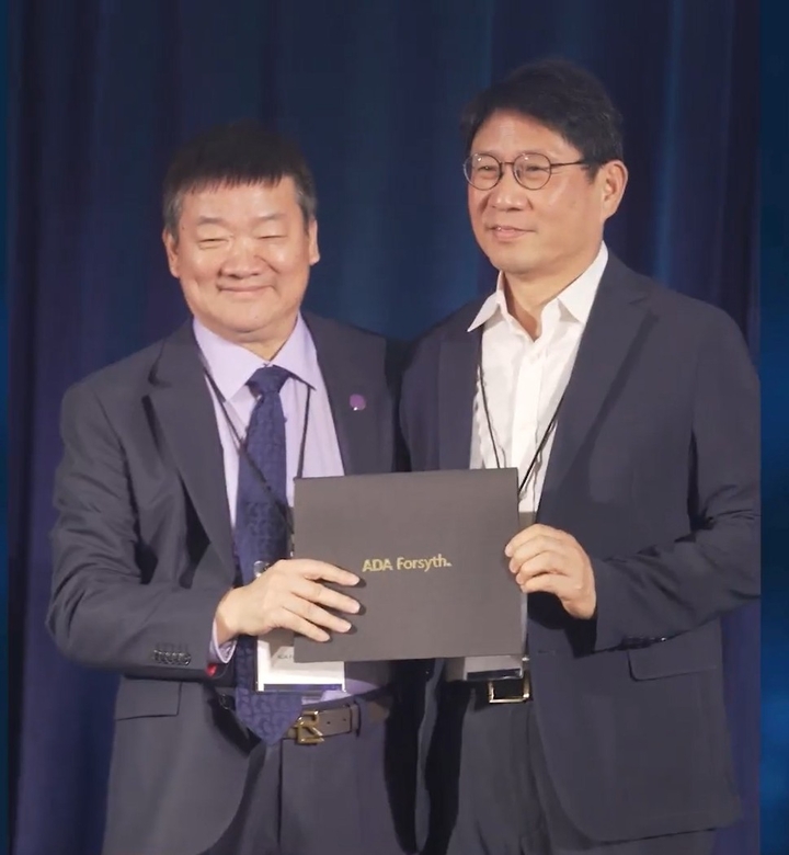 최우수 기술혁신상을 시상하고 있는 Forsyth CEO Dr. Wenyuan Shi(좌)와 하이센스바이오 CEO 박주철 대표<하이센스바이오 제공>)
