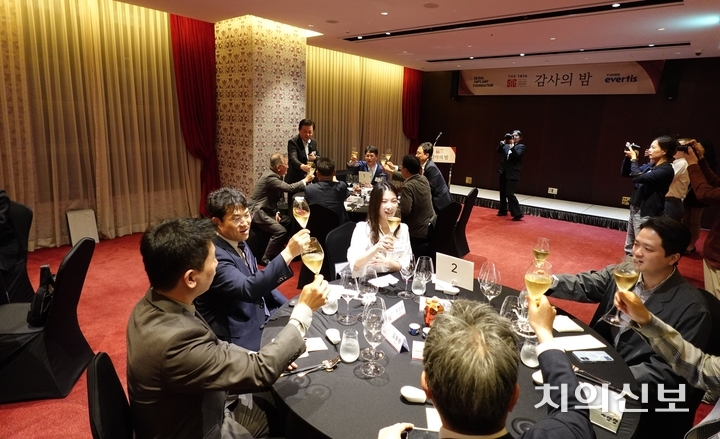 신흥은 지난 13일 제16회 SID(Seoul Implant Dentistry) 2025 감사의 밤을 개최한 가운데, 참석자가 행사 성공 개최의 기쁨을 나눴다.<천민제 기자>