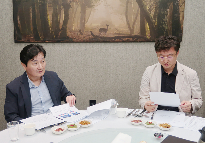윤정태 개원 특위 위원장과 박찬경 간사가 신고센터에 접수된 사례를 검토하고 있다.