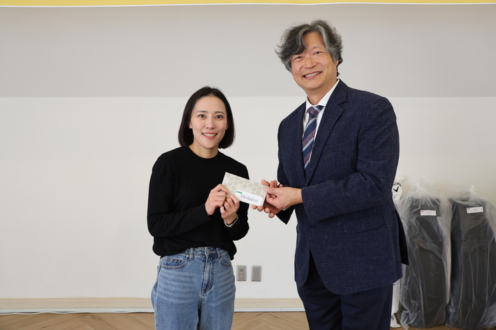 전성원 경기지부장이 메달리스트를 차지한 최인선 회원에게 시상하고 있다.<경기지부 제공>