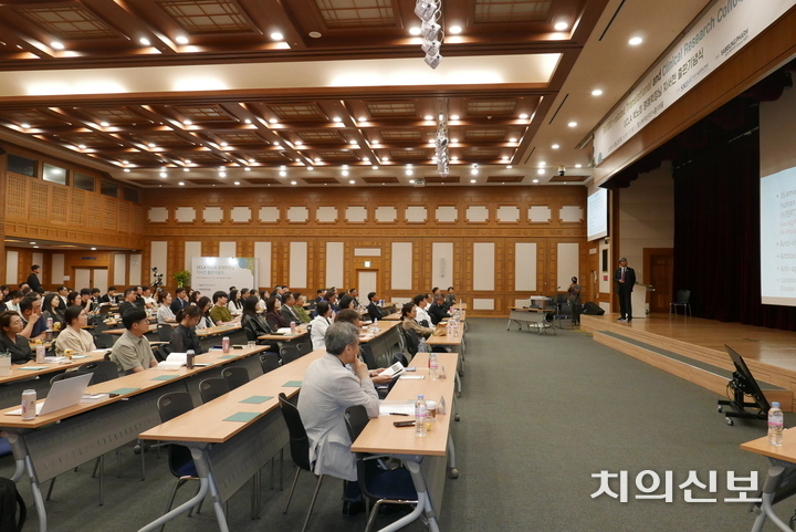 ‘GV1001-related Clinical Research Colloquium 및 박노희 명예학장 출판기념식’이 지난 2일 서울대학교 분당서울대학교병원 헬스케어혁신파크 미래홀에서 열렸다.