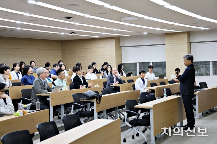 박 학장이 지난 9월 30일 서울대학교 관악캠퍼스 치의학대학원 대강당에서 열린 초청 특강에서 자신의 학문적 여정과 연구 철학을 전하고 있다.