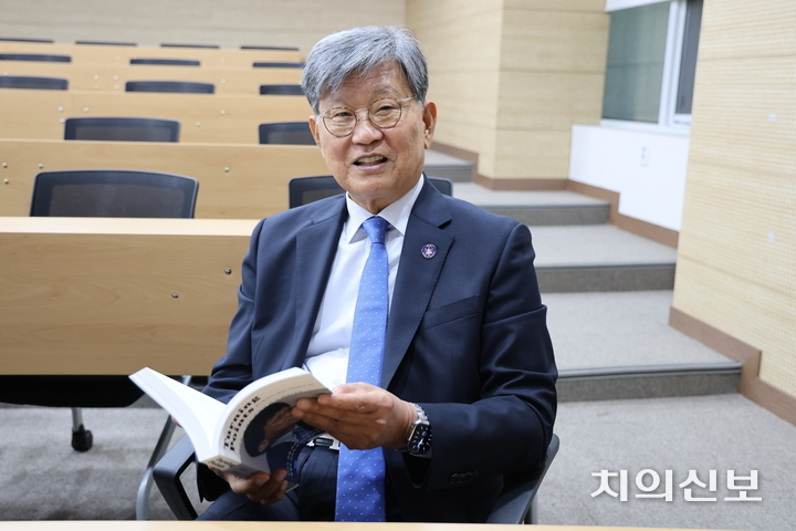 박 학장이 자서전 ‘당신은 그 길을 끝까지 갈 수 있습니다’(영어명 Turning Points: Moments That Shaped Me)를 들어보이고 있다.