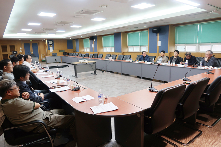 제1회 선관위 워크숍이 지난 18일 치협회관 대회의실에서 열린 가운데 유석천 선관위원장을 비롯한 선관위 위원들이 선거 관리 규정을 검토하고 있다.