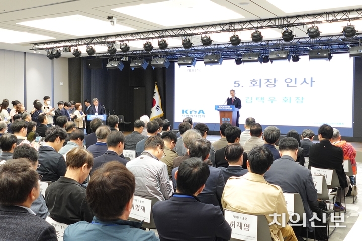 대한의사협회는 지난 10월 25일 의협 회관에서 임시대의원총회를 개최한 가운데, 김택우 회장이 발언하고 있다.<천민제 기자>