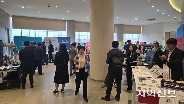 업체 부스 현장. 참가자들이 제품에 관한 설명을 듣고 있다.<정현중 기자>