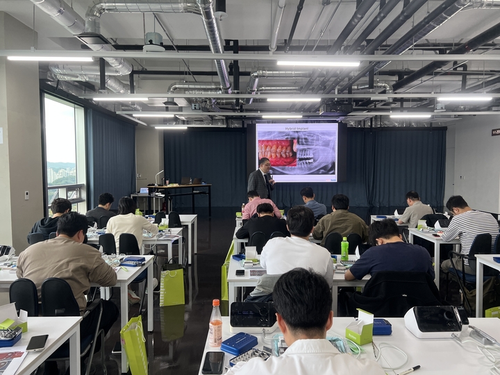 민경만 원장이 연자로 나선 덴티움 GBR 마스터 세미나가 지난 10월 19일 열렸다. <덴티움 제공>