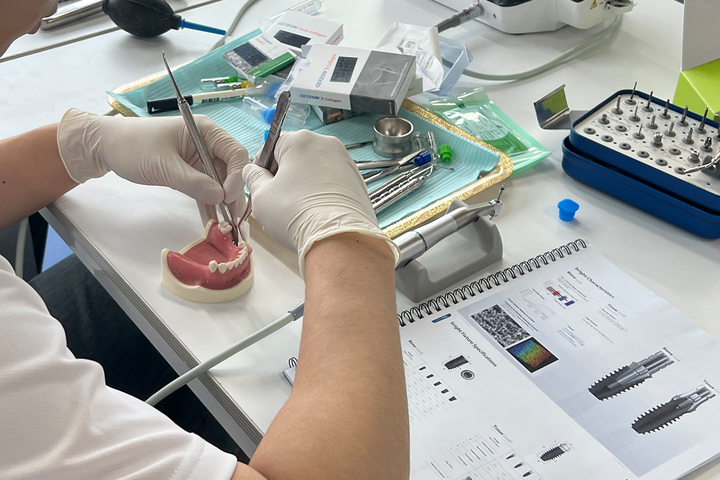 세미나 참가자가 실습하고 있다. <덴티움 제공>