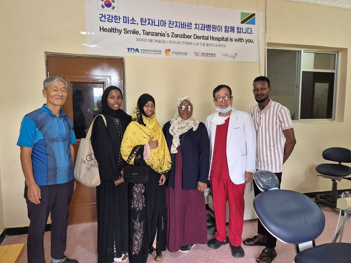 인천지부가 탄자니아 잔지바르 노아센터병원 치과진료실에서 진료 봉사 및 치과 의료 장비를 기증했다. <인천지부 제공>