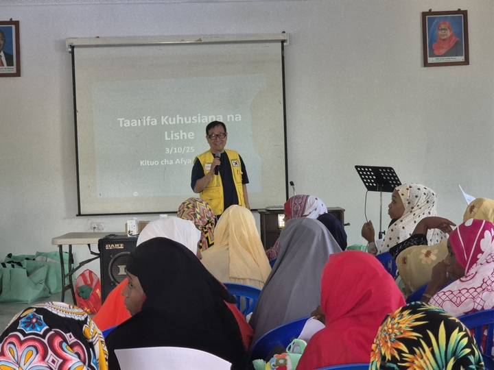 임종성 단장이 현지인들에게 구강보건교육을 하고 있다. <인천지부 제공>